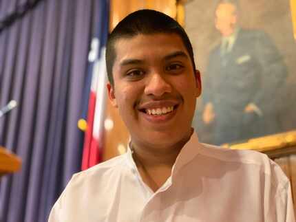 Josh Preciado es uno de los jóvenes con discapacidad intelectual que ahora tiene un trabajo...
