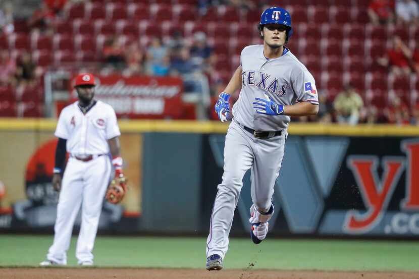 Yu Darvish, de los Rangers de Texas, recorre las bases tras su jonrón solitario ante el...
