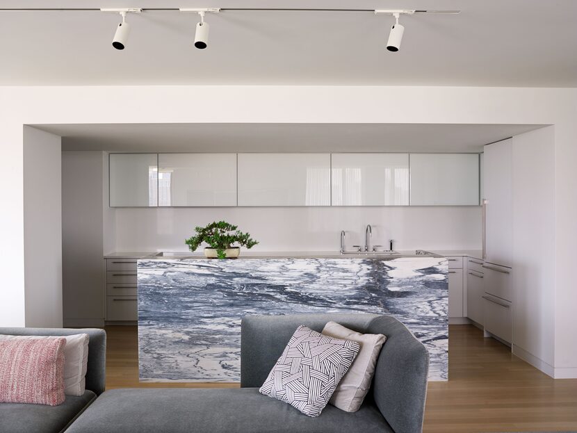 A Pietra Viva stone bar in the middle of the kitchen serves as the centerpiece.