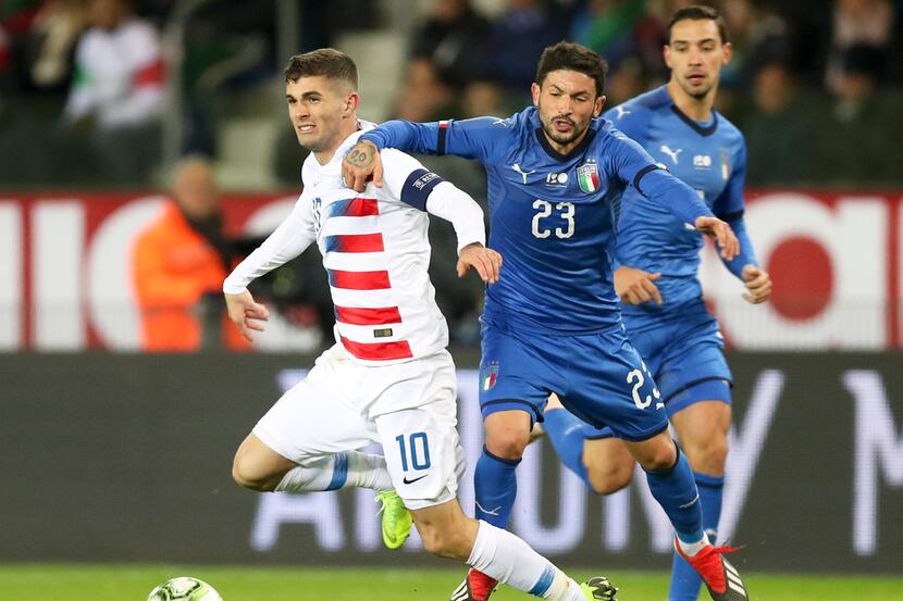 United States' Christian Pulisic , left, and Italy's Stefano Sensi fight for the ball during...