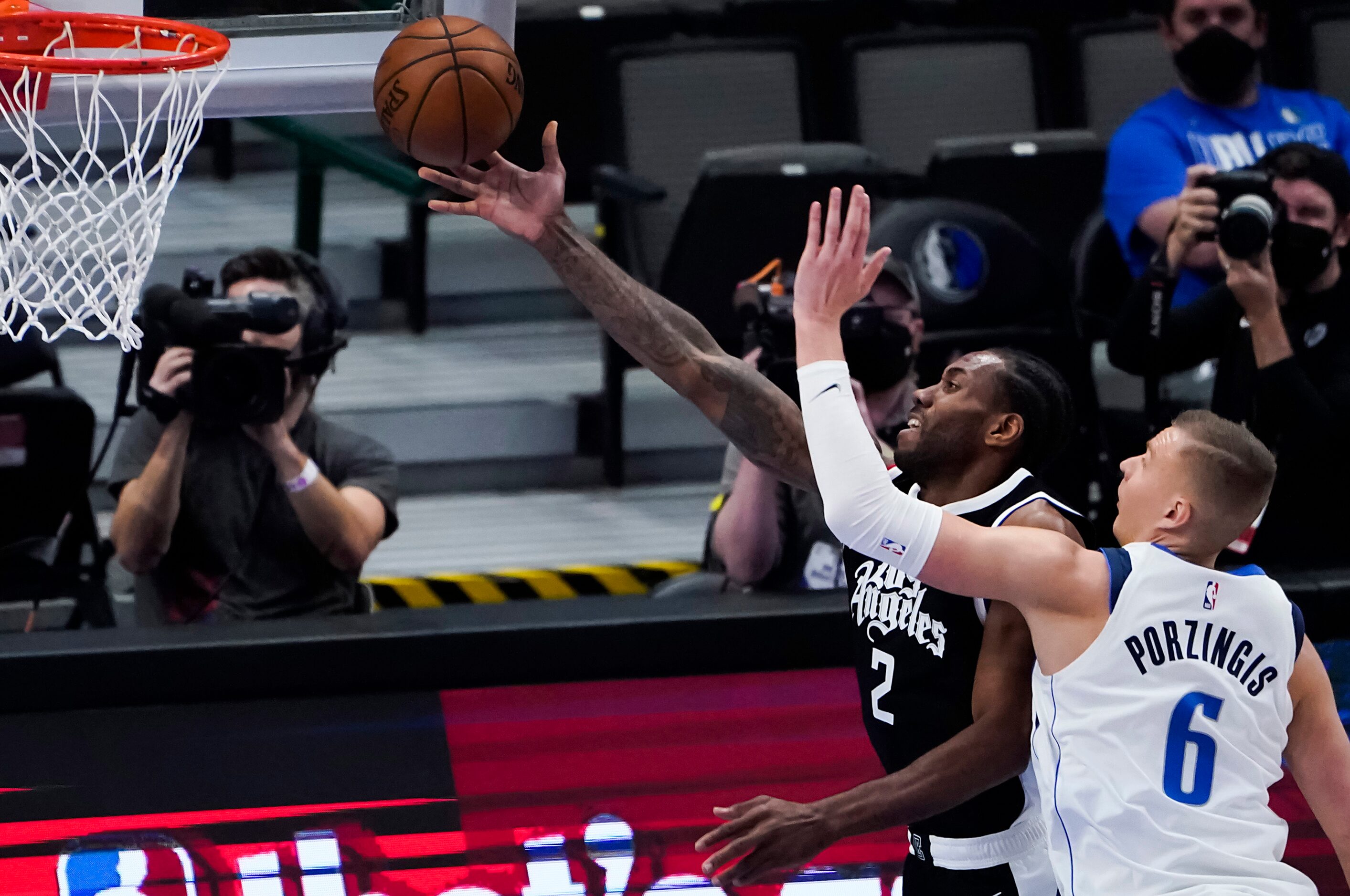 LA Clippers forward Kawhi Leonard (2) scores past Dallas Mavericks center Kristaps Porzingis...