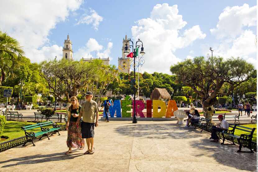 Cada martes en el Parque Santiago, en el centro de Mérida, los acordes y bailes de otra...