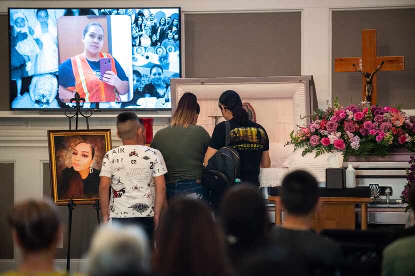 Una familia se defiende junto al féretro de Alma Lucía Méndez, durante su funeral el jueves....