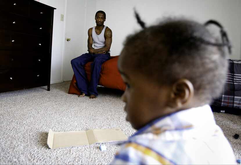 Joshua Miller observa a su hijo Jordan jugar en su nuevo apartamento en Dallas. Luego de...