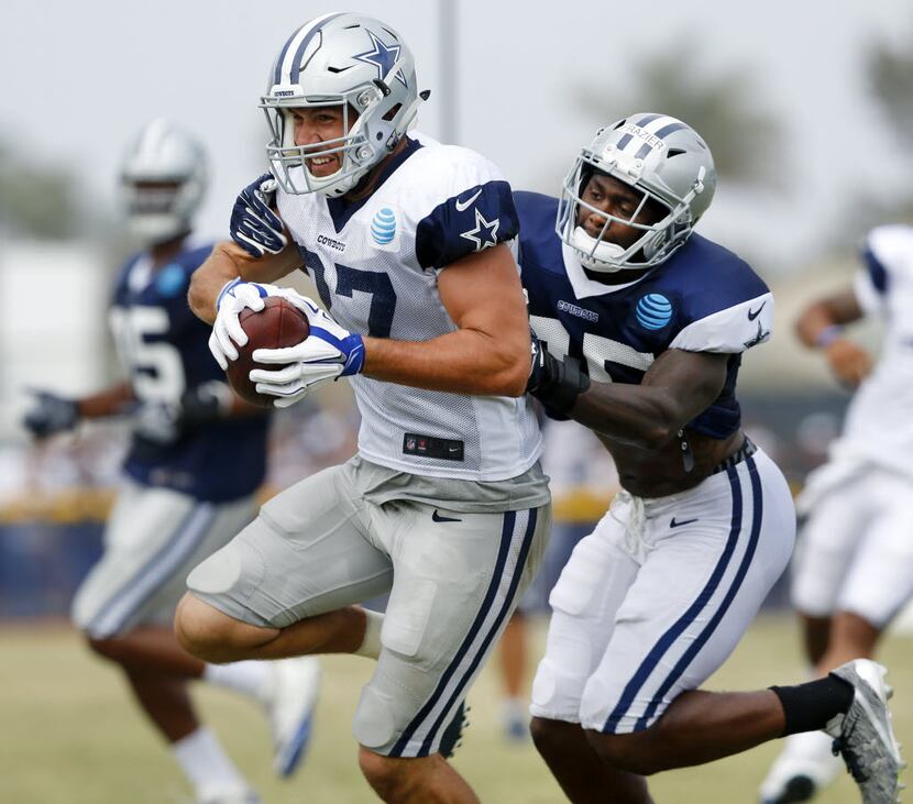 Dallas Cowboys tight end Geoff Swaim (87) is tackled from behind by strong safety Kavon...