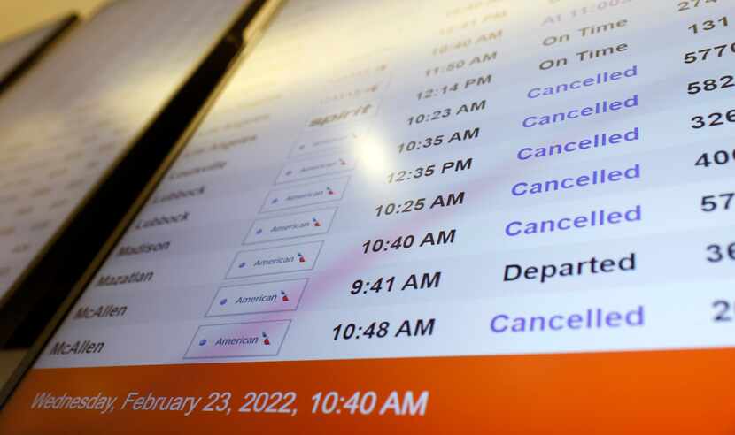 Varios vuelos de American Airlines fueron cancelados en la terminal A del DFW Airport el 23...