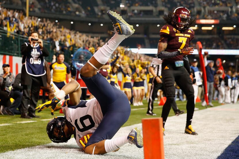 PHOENIX, AZ - JANUARY 02:  Wide receiver Daikiel Shorts #6 of the West Virginia Mountaineers...