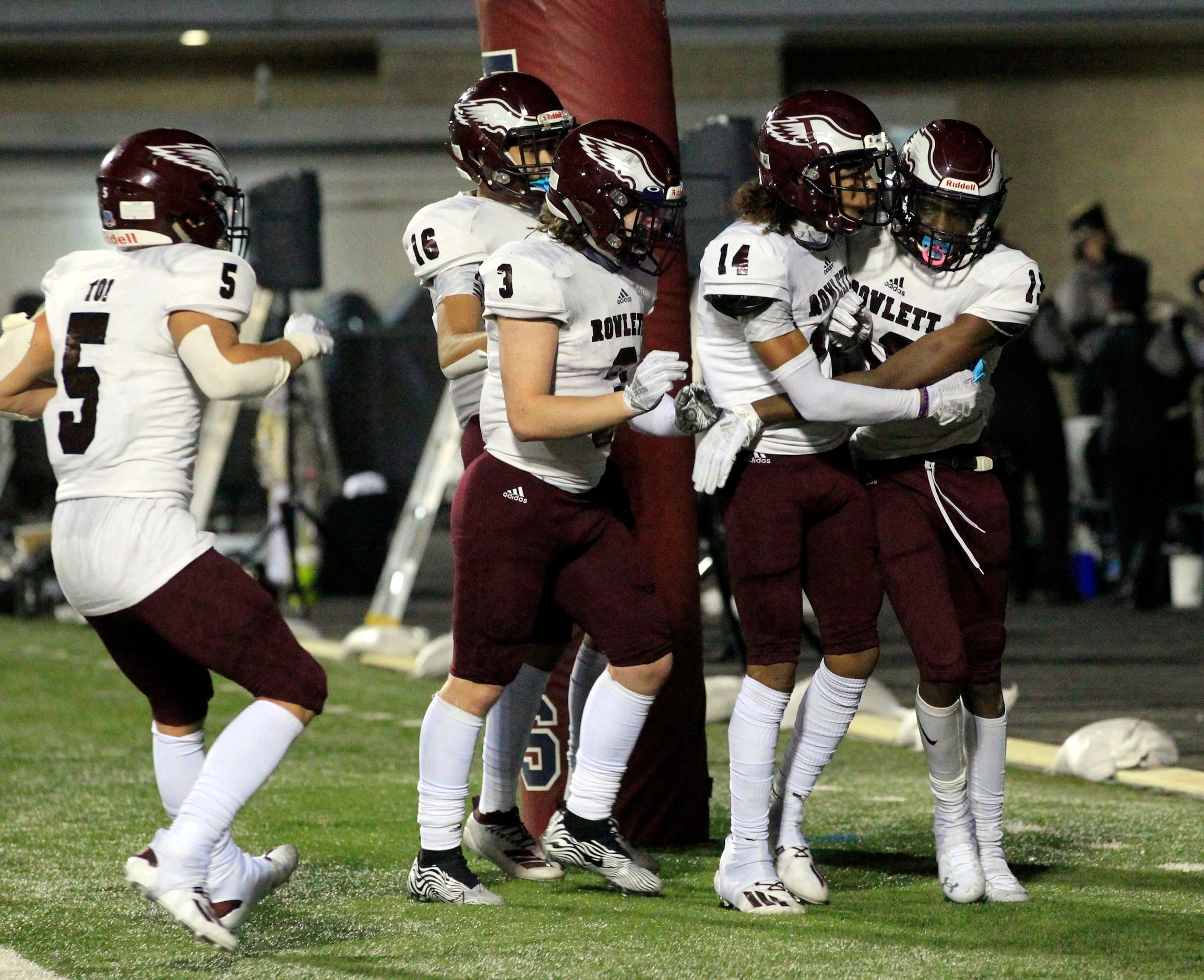 Rowlett’s Corey Kirkling (19, right) is mobbed by teammates after making a touchdown catch...