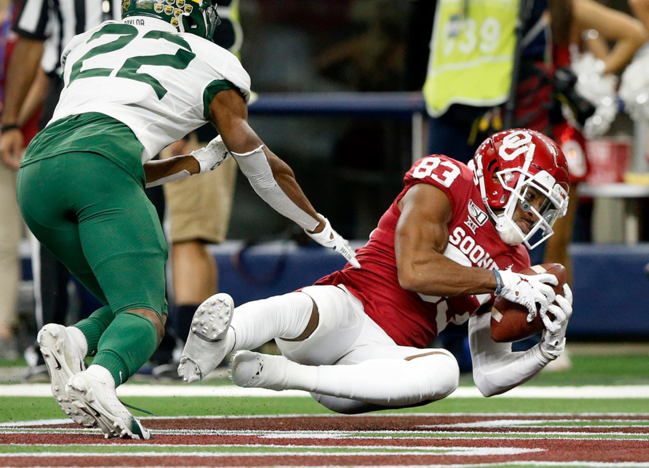 Oklahoma Sooners wide receiver Nick Basquine (83) hangs onto a third quarter touchdown catch...