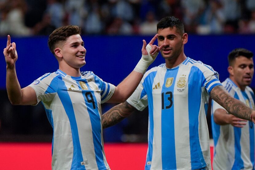 El delantero Julián Álvarez (9) celebra tras un gol para Argentina en el partido contra...