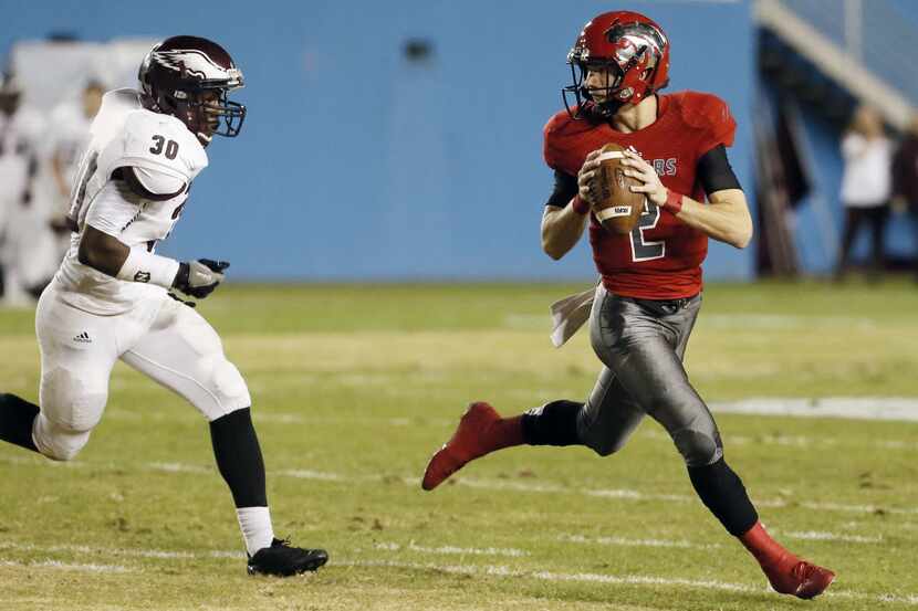 TXHSFB Rowlett senior defensive end Albert Widermyre (30) hurries Mesquite Horn sophomore...