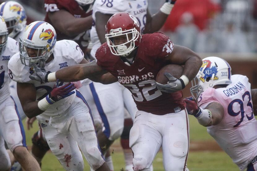 NORMAN, OK - NOVEMBER 22:  Running back Samaje Perine #32 of the Oklahoma Sooners breaks...