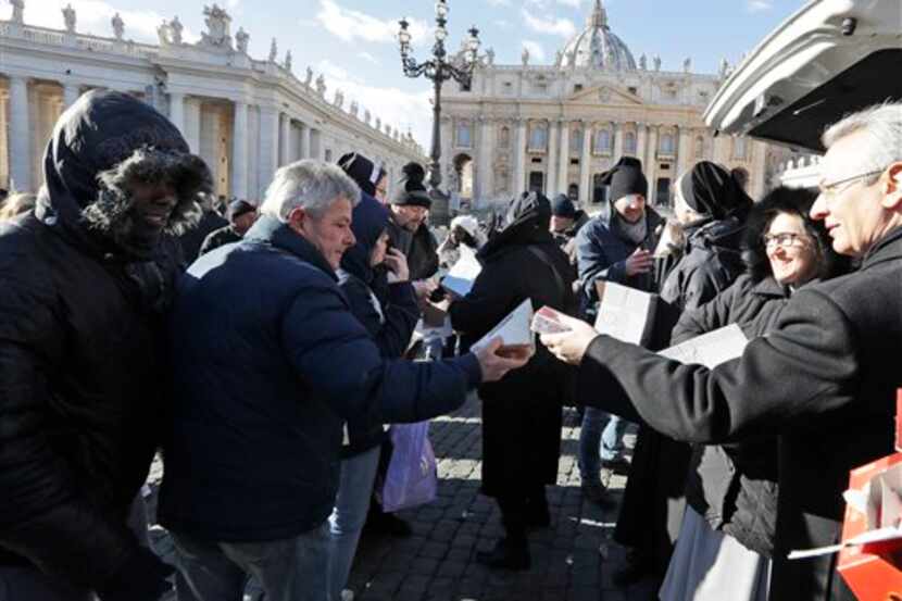 Monjas distribuyen comida y bebida a desamparados en la plaza de San Pedro, en el Vaticano,...