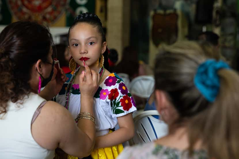 Maria Tinoco y su hija Denali Arreola antes de su presentación de baile. 

