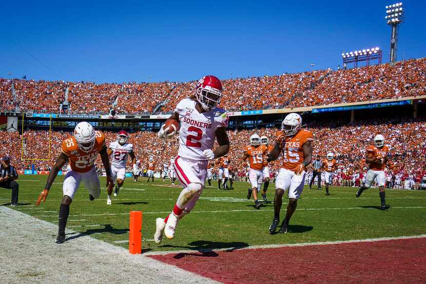 Oklahoma wide receiver CeeDee Lamb (2) scores on a 51-yard pass play past Texas defensives...