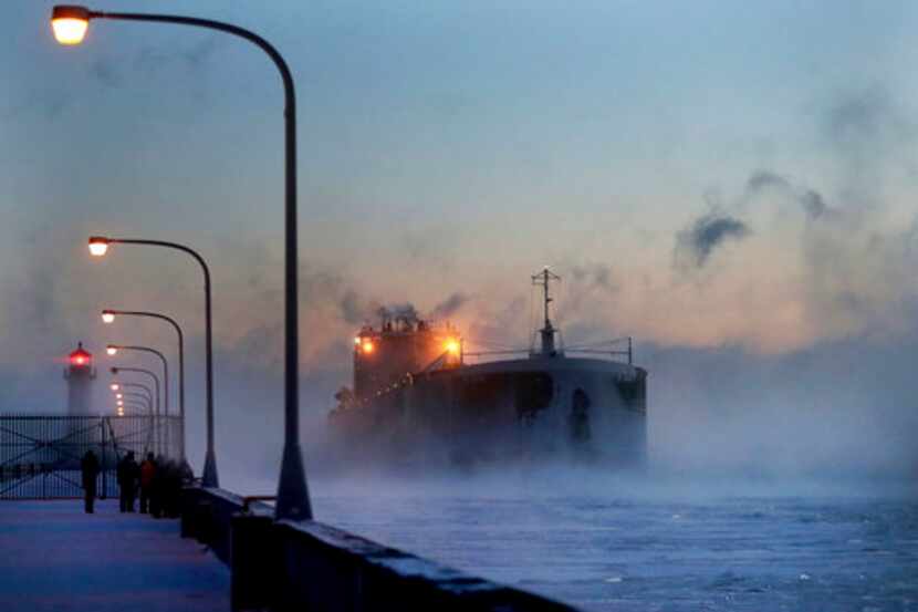Vapor rodea las aguas de lago Superior durante la llegada del barco St. Clair a un muelle...