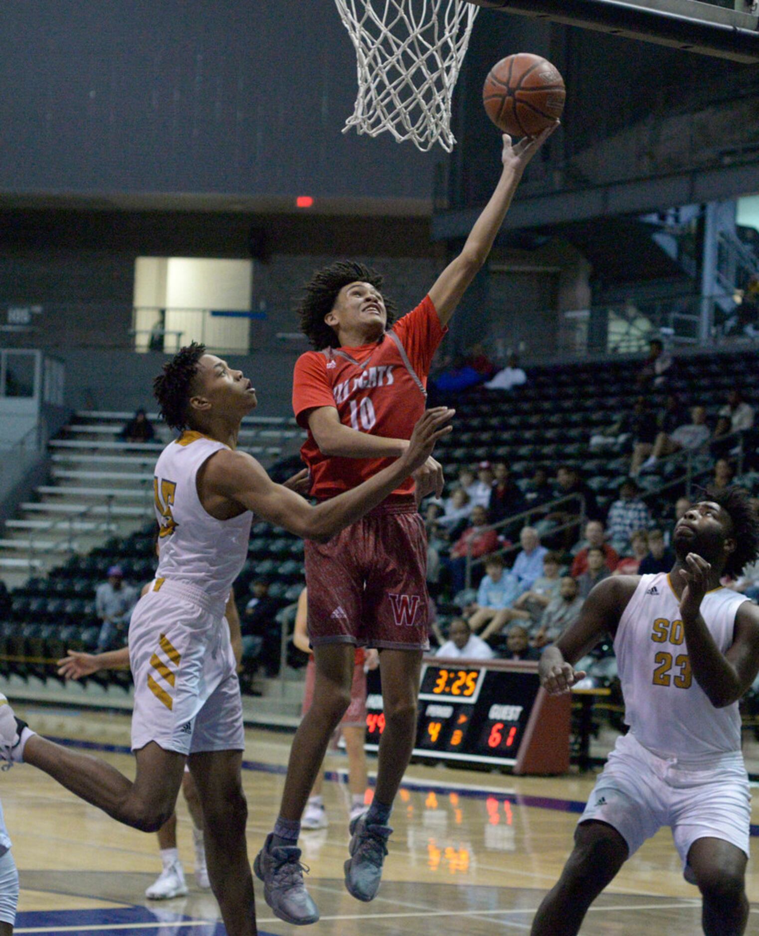 Woodrow Wilson's Grant Goosby (10) goes to the basket in front of South Oak Cliff's Travon...