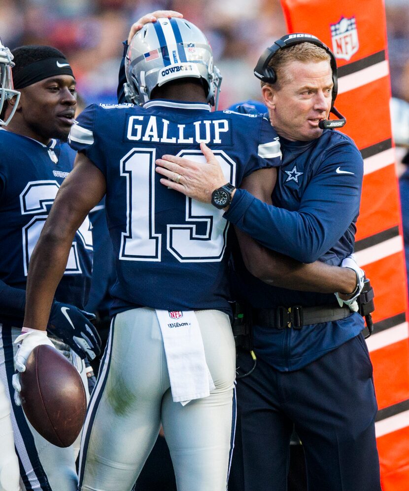 Michael Gallup (13) junto al coach Jason Garrett. (Ashley Landis/The Dallas Morning News)