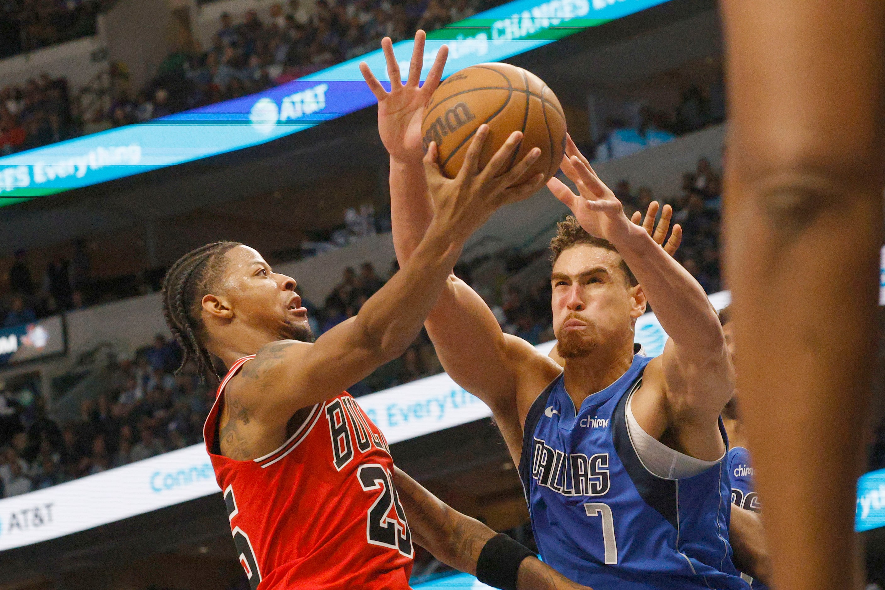 Chicago Bulls forward Dalen Terry (25) tries to shoot over Dallas Mavericks center Dwight...