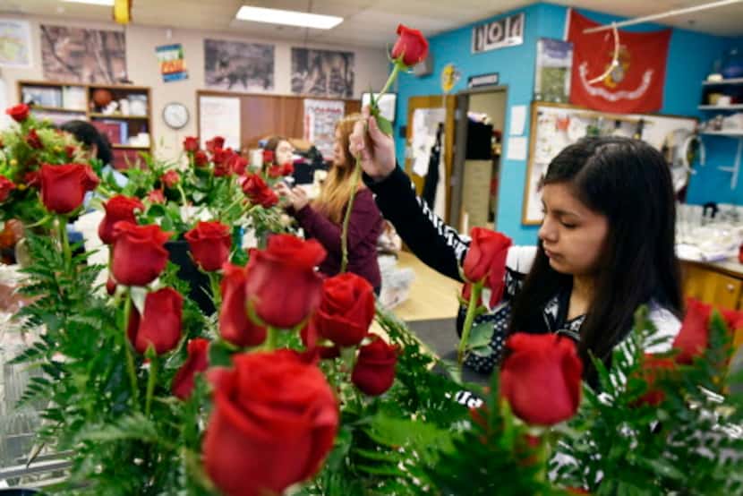 Gladys Lozano trabaja en un adorno floral para el Día de los Enamorados, la festividad en la...