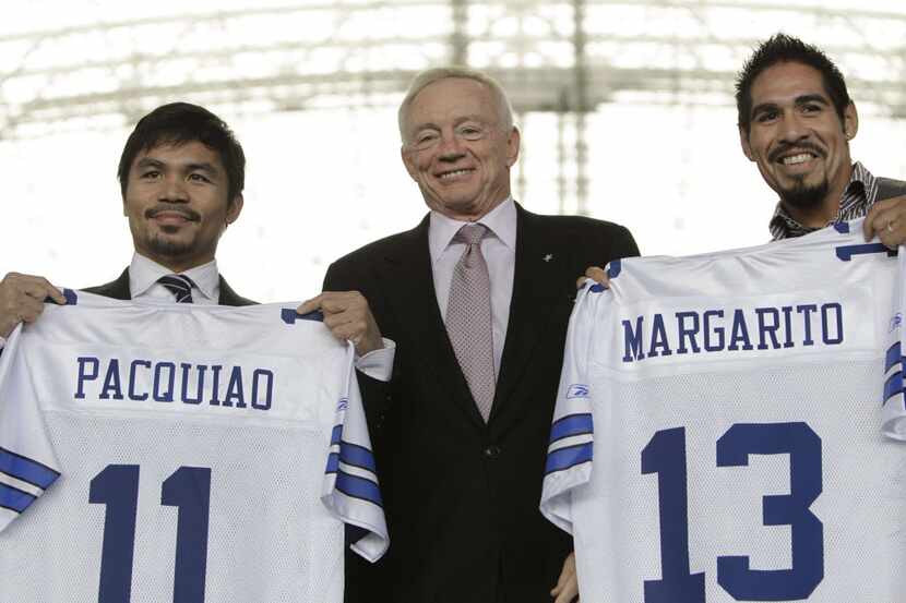 ORG XMIT: TXMO112 Dallas Cowboys owner Jerry Jones, center, poses for photos with boxers...