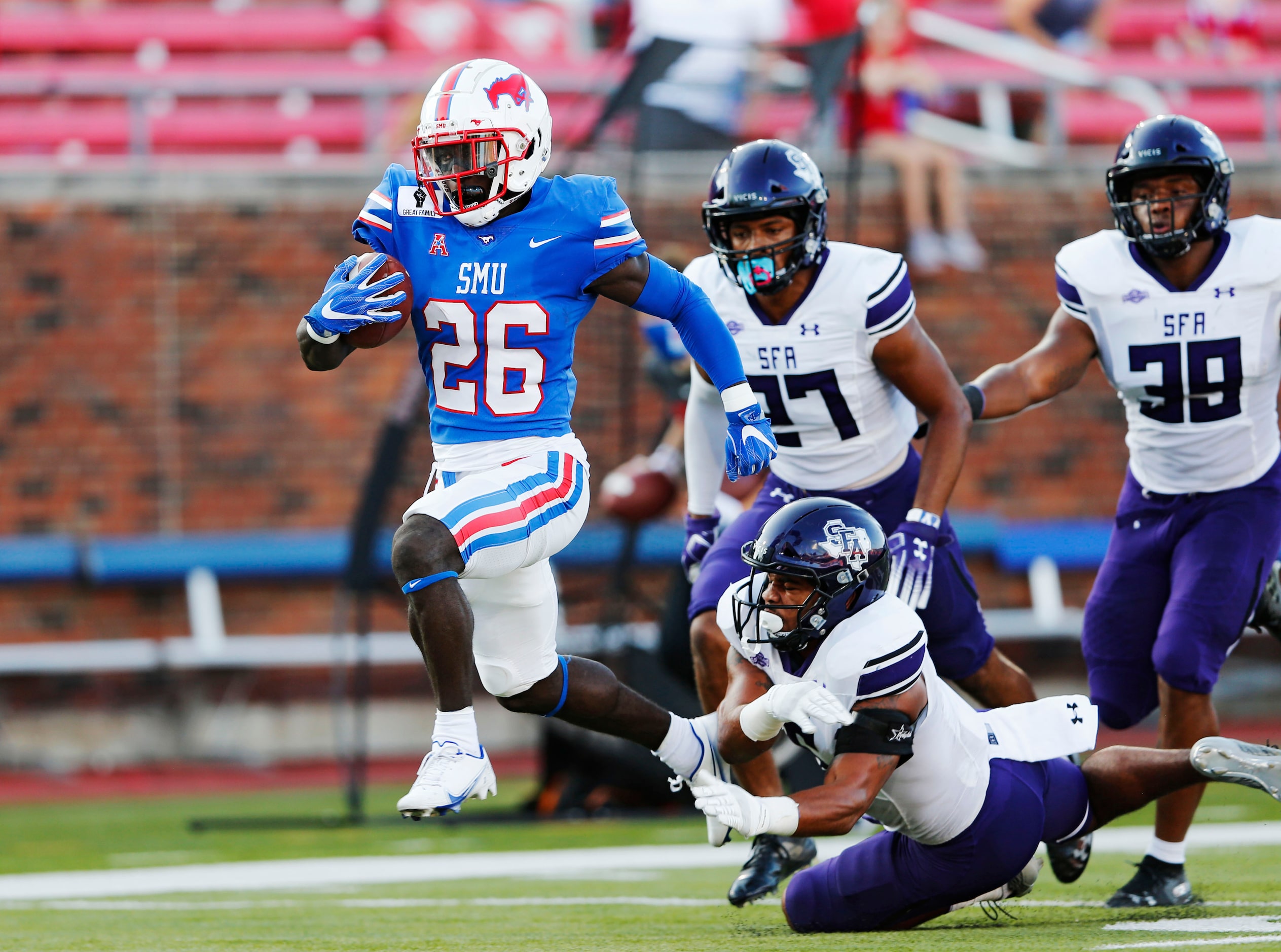 Southern Methodist Mustangs running back Ulysses Bentley IV (26) evades the grasp of Stephen...