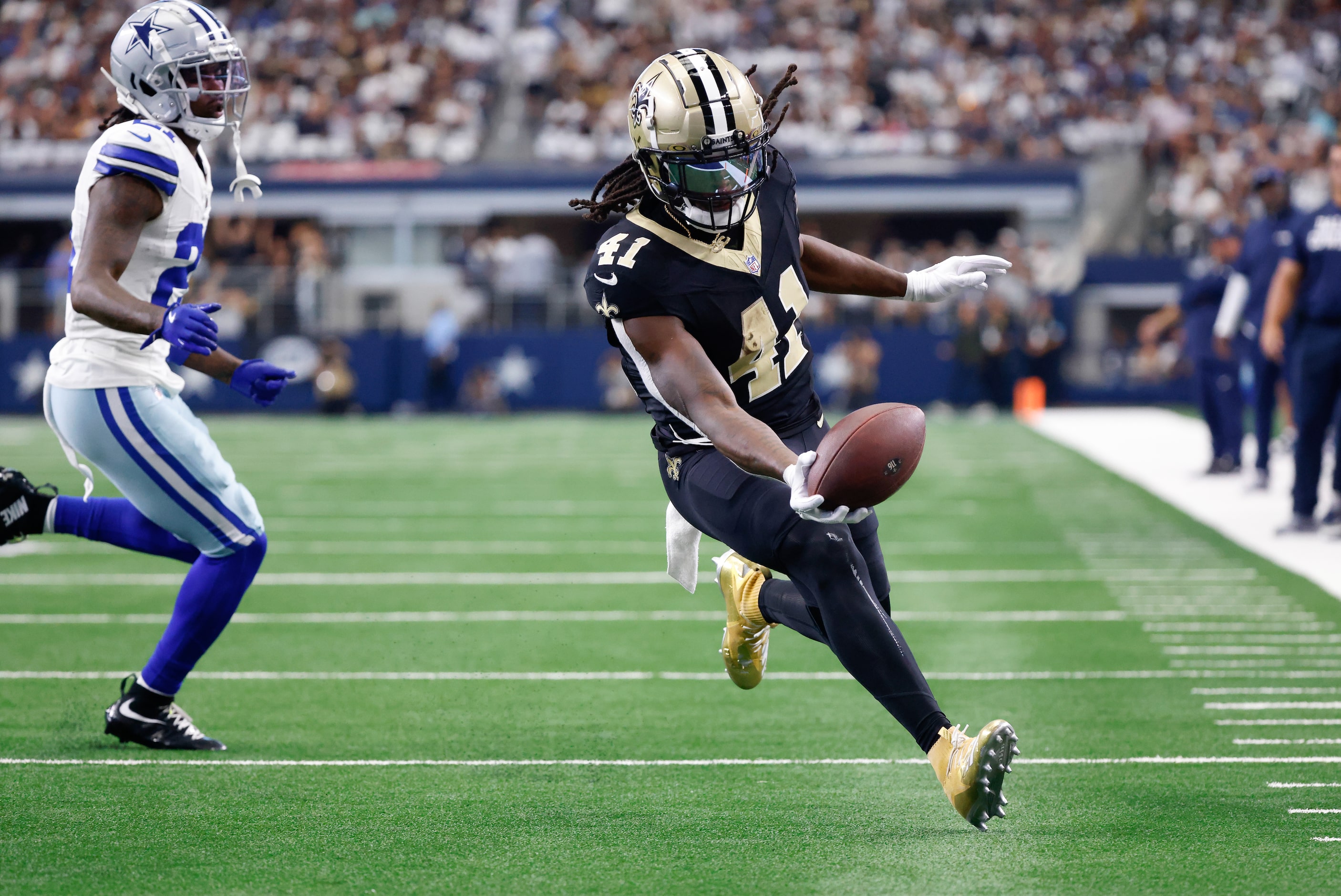 New Orleans Saints running back Alvin Kamara (41) scores an uncontested touchdown against...