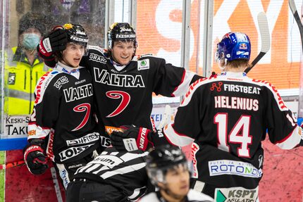 Stars center Ty Dellandrea plays for JYP in Finland's Liiga during Nov. 2020.