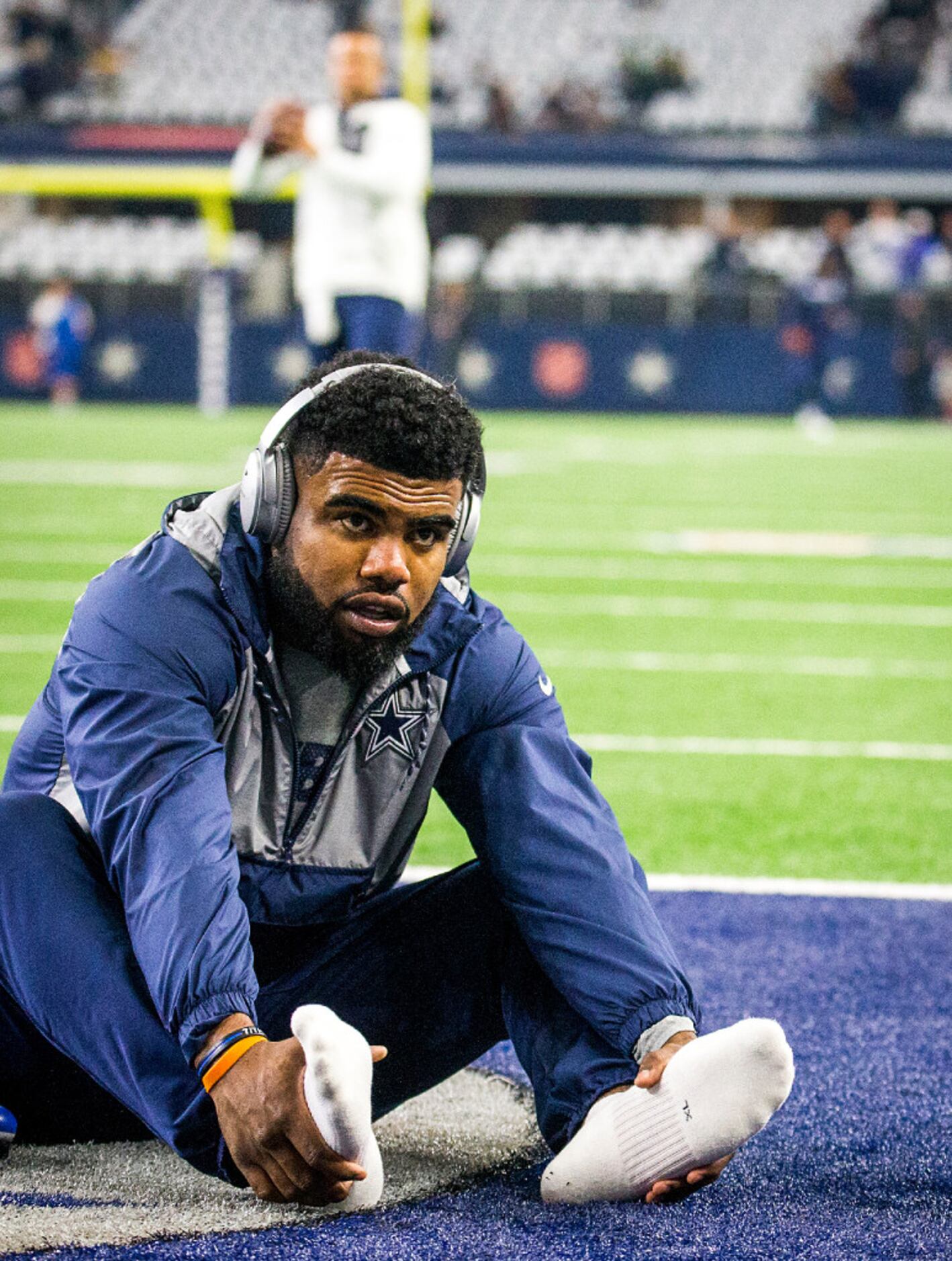 Ezekiel Elliott Wears LV Coat & Nike Dunks before Vikings Game - Sports  Illustrated FanNation Kicks News, Analysis and More