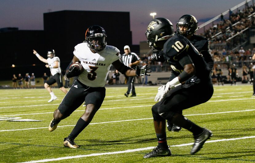 West Mesquite's JuJu Hargrave (3) cuts back as Royse City's Walter Porter (10) is unable to...