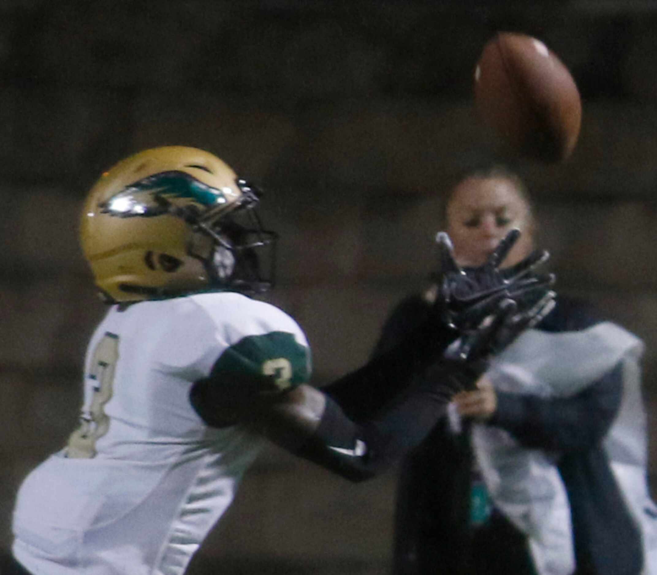 DeSoto's Devyn Bobby (3) pulls in a 2nd quarter touchdown against Mansfield Summit. The two...