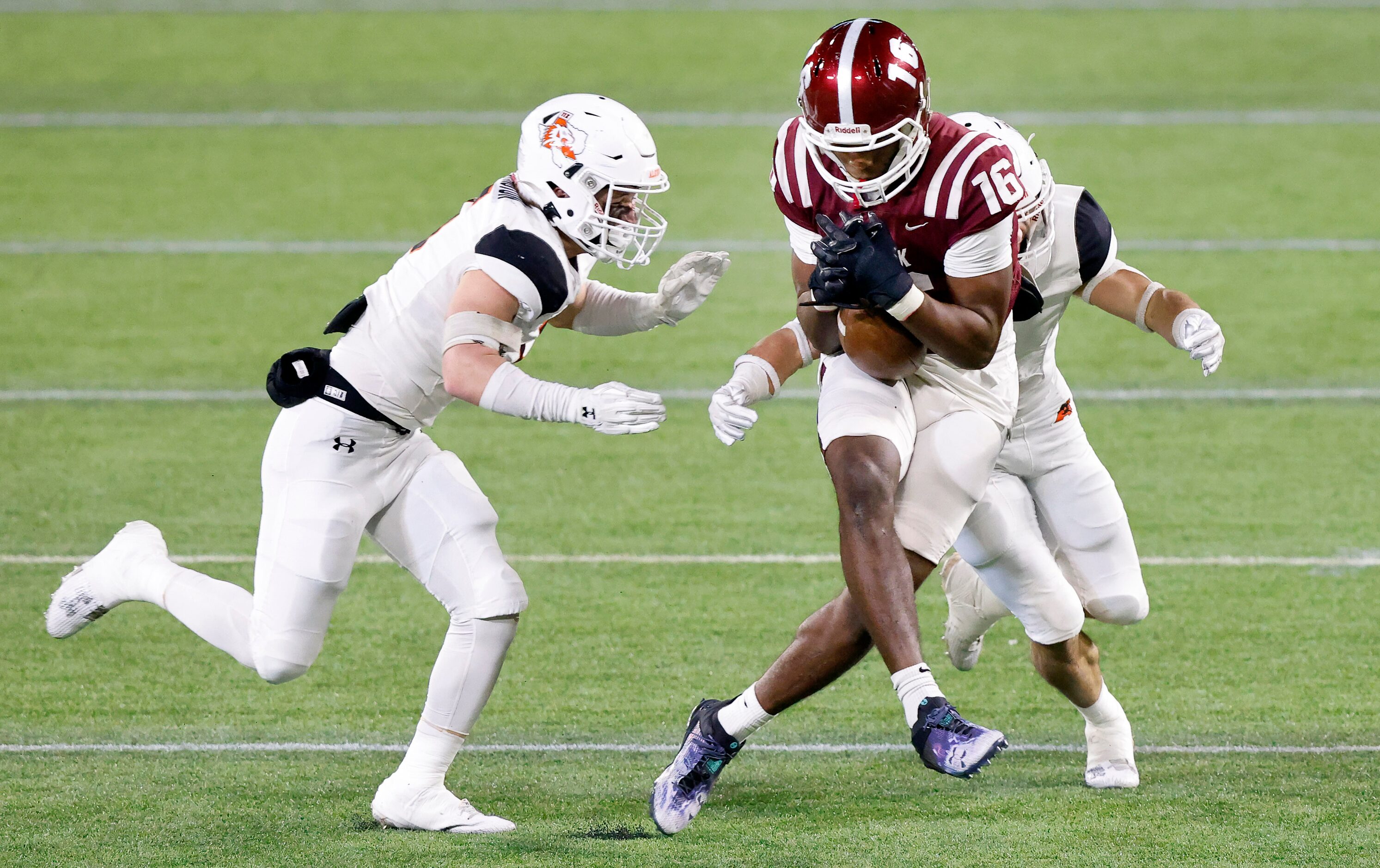 Red Oak receiver Arvis Battle Jr (16) catches a first quarter pass against Aledo’s Ky...