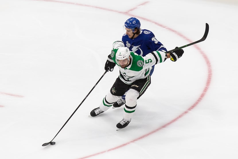 Stars defenseman Andrej Sekera (5) battles against Lightning forward Yanni Gourde (37)...