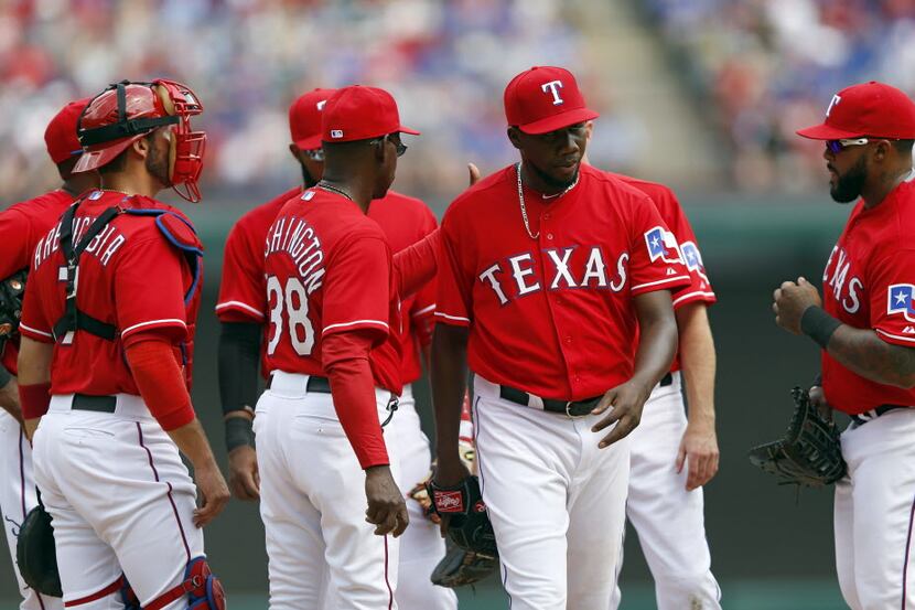 Texas Rangers manager Ron Washington (38) pulls Texas Rangers relief pitcher Pedro Figueroa...