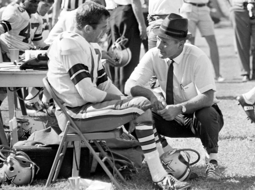 ORG XMIT: 1097983 Dallas Cowboys quarterback Don Meredith and head coach Tom Landry talk on...