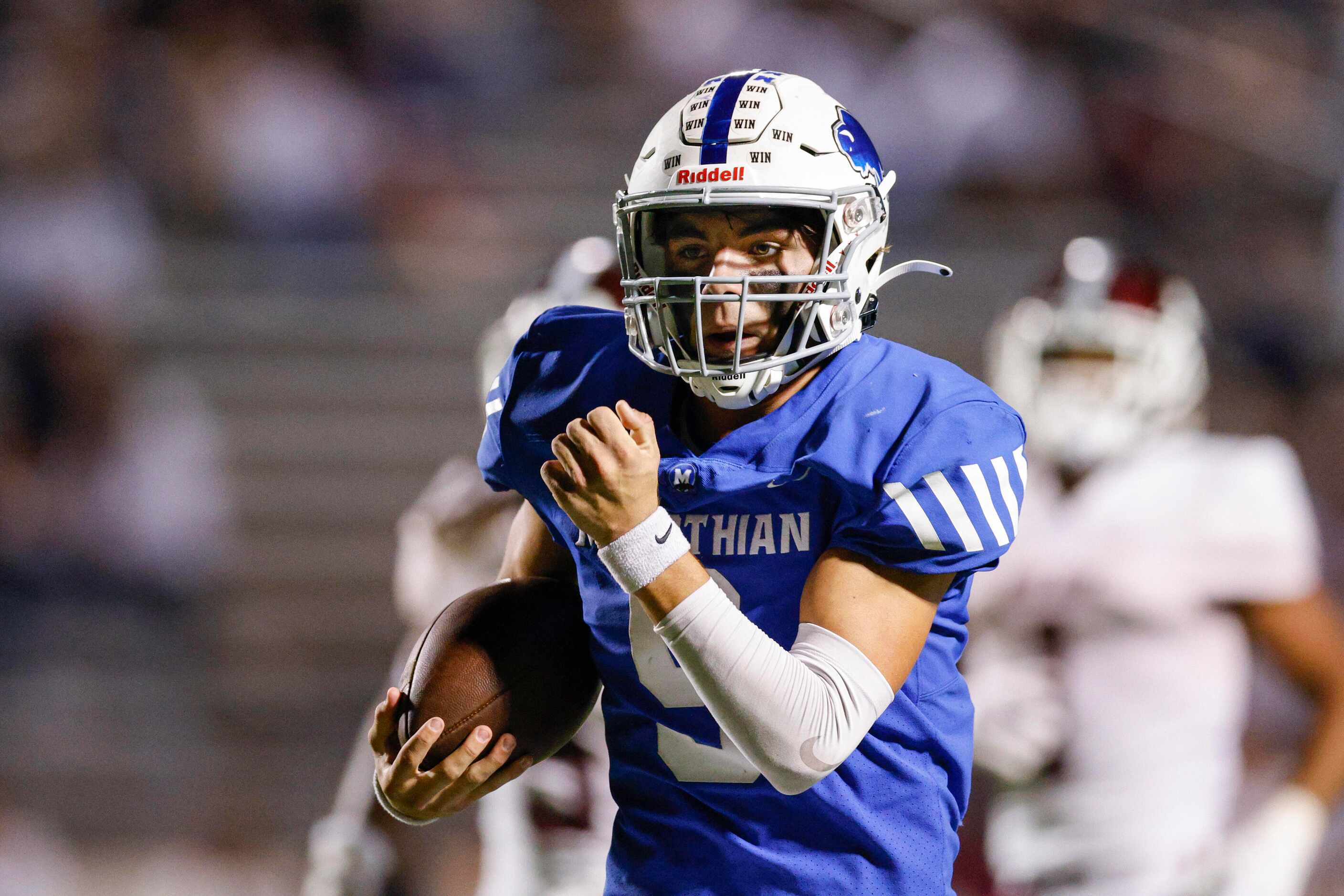 Midlothian quarterback Chad Ragle (9) runs for a touchdown during the first half of a...