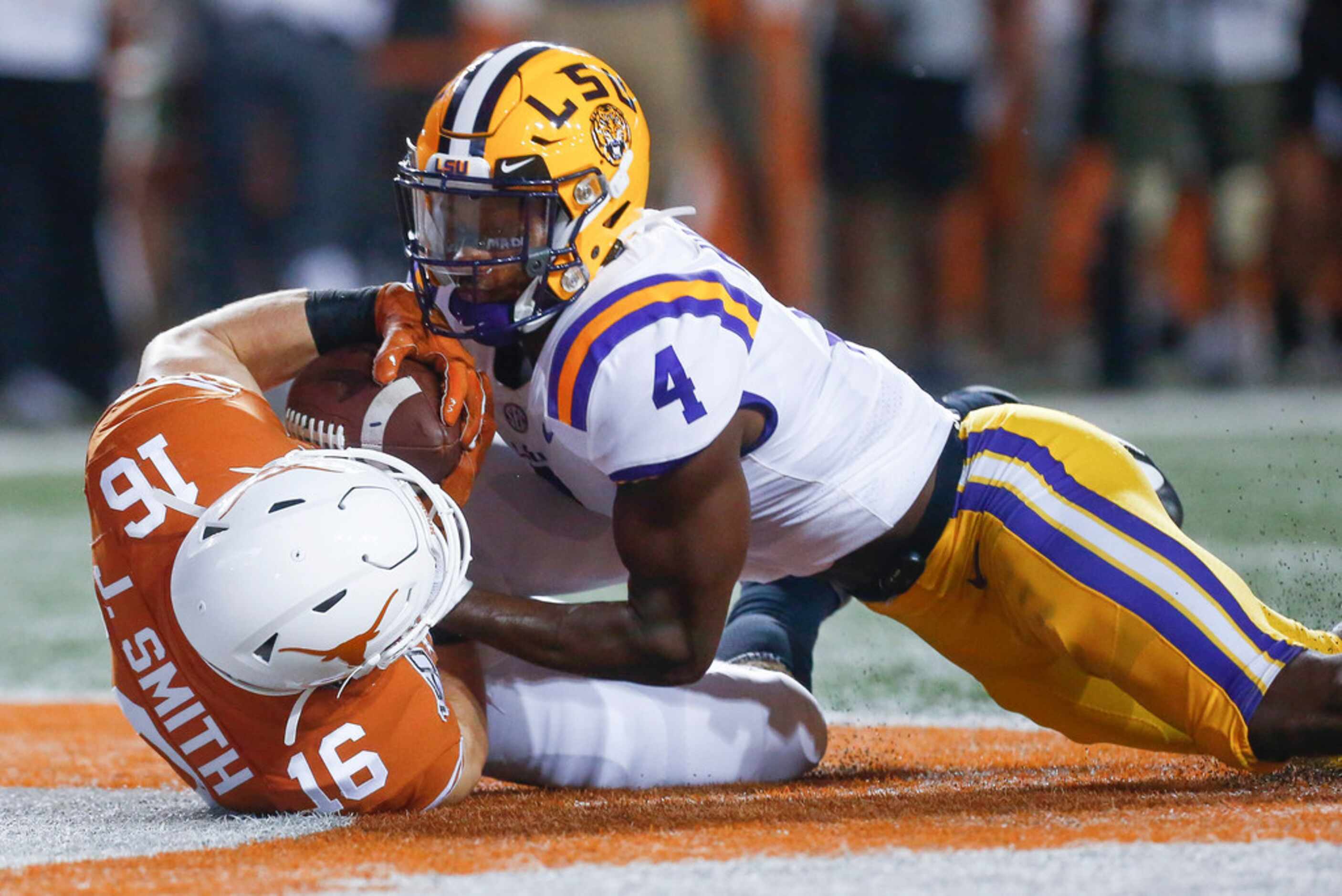 Texas Longhorns wide receiver Jake Smith (16) receives a pass past LSU Tigers running back...