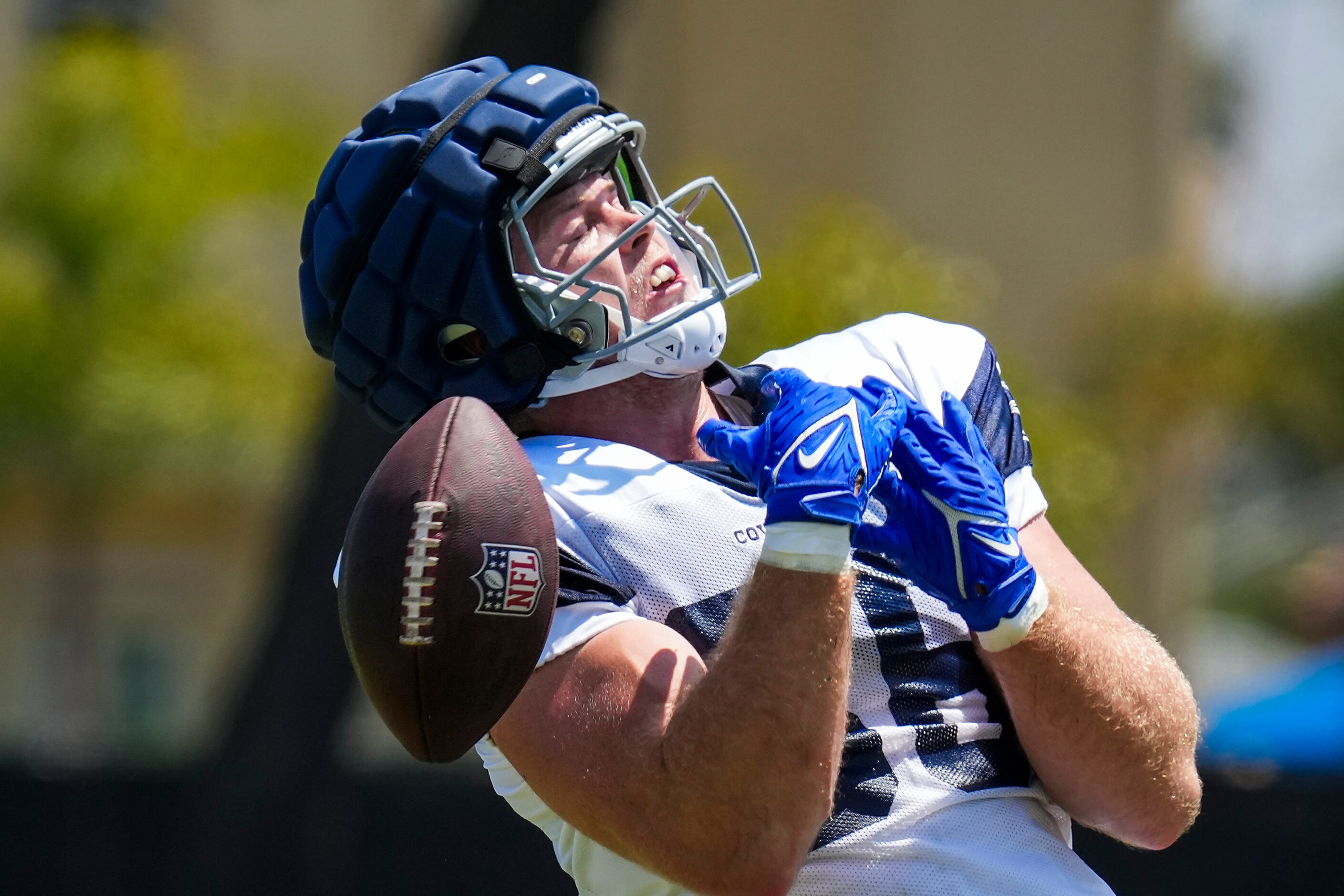 Dallas Cowboys tight end Luke Schoonmaker (86) can’t make a catch during a training camp...