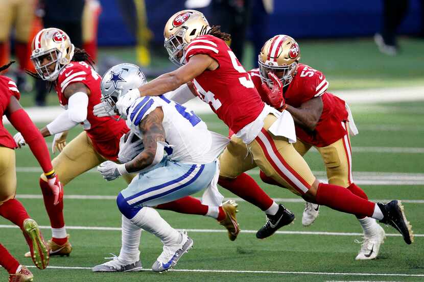 Dallas Cowboys running back Tony Pollard (20) broke away from several San Francisco 49ers...