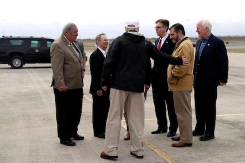 EL vicegobernador de Texas Dan Patrick recibió al presidente Donald Trump en el Aeropuerto...