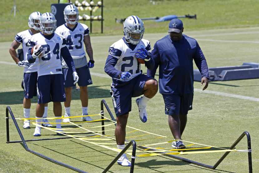 Cowboys rookie running back Ezekiel Elliott (21) runs through a drill next to Running Backs...