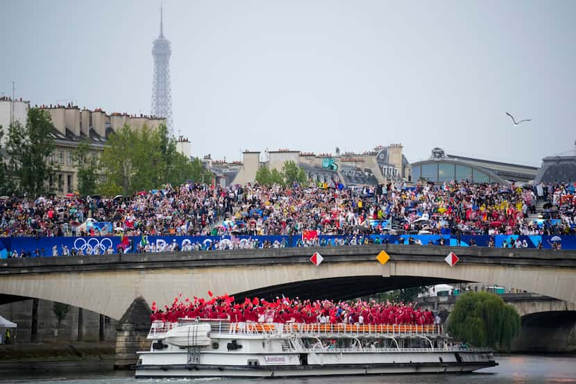 Atletas viajan en barco por el río Sena en París, Francia, durante la ceremonia de apertura...