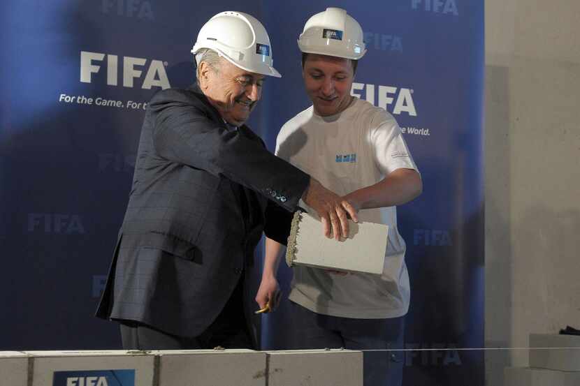 El presidente de la  FIFA, Joseph  Blatter (izq), coloca el primer ladrillo en la...
