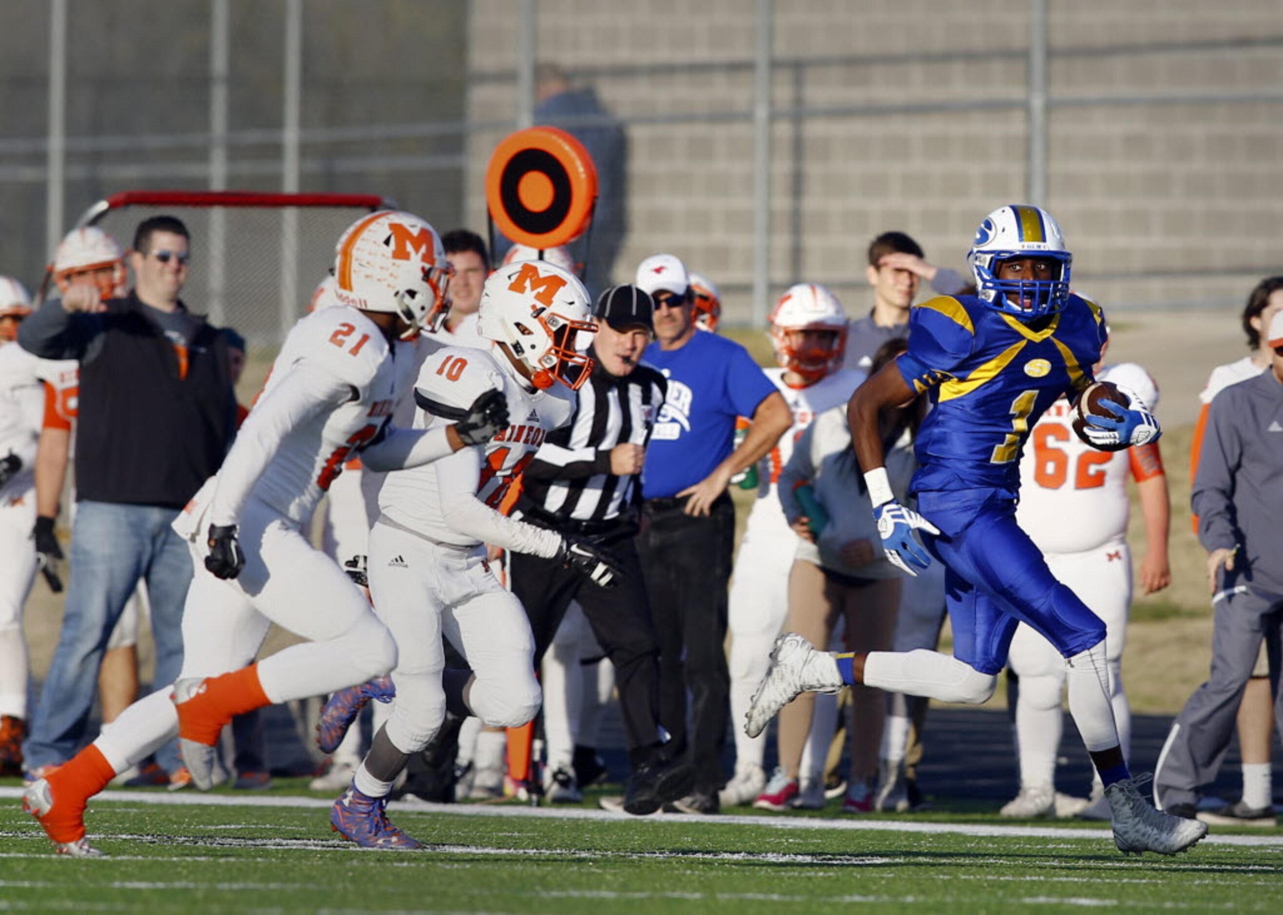 TXHSFB Sunnyvale's Chima Enyinna (1) carries the ball after the catch as Mineola's Kartney...