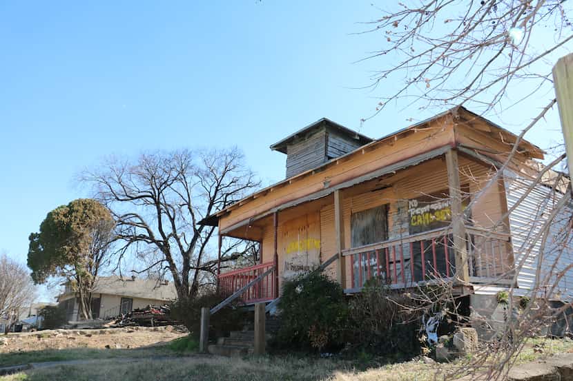 Decenas de casas han sido abandonadas en este barrio histórico de Dallas donde se asentaron...