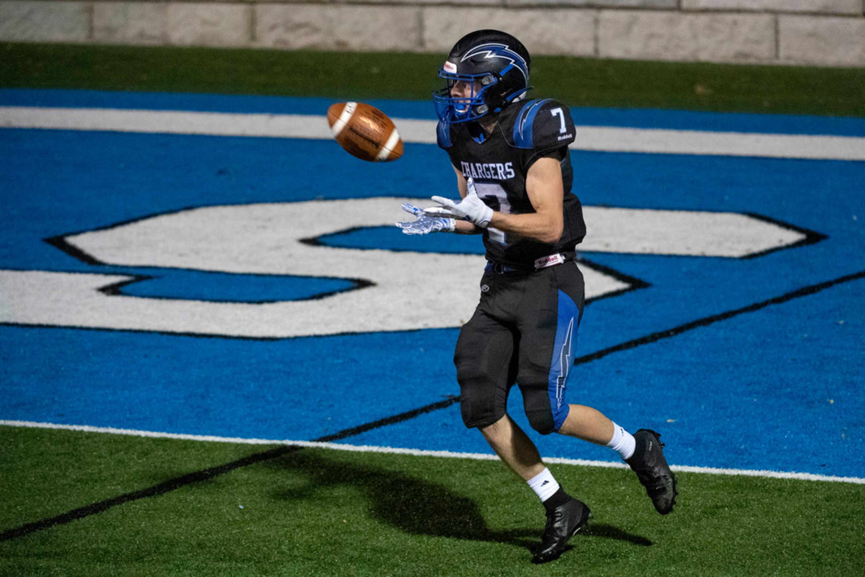 Dallas Christian junior running back TJ King (7) makes a touchdown catch in the second half...