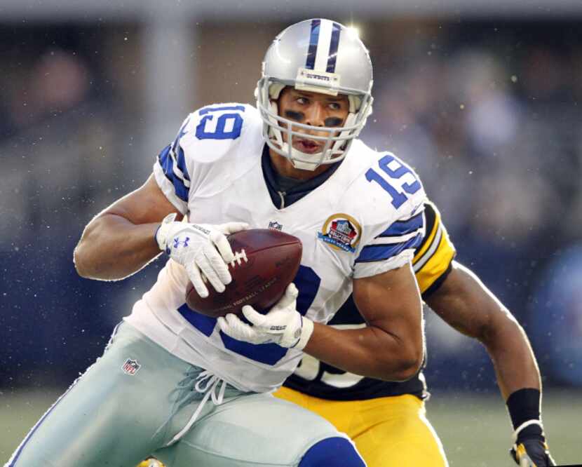 Dallas Cowboys wide receiver Miles Austin (19) makes the catch as Pittsburgh Steelers...