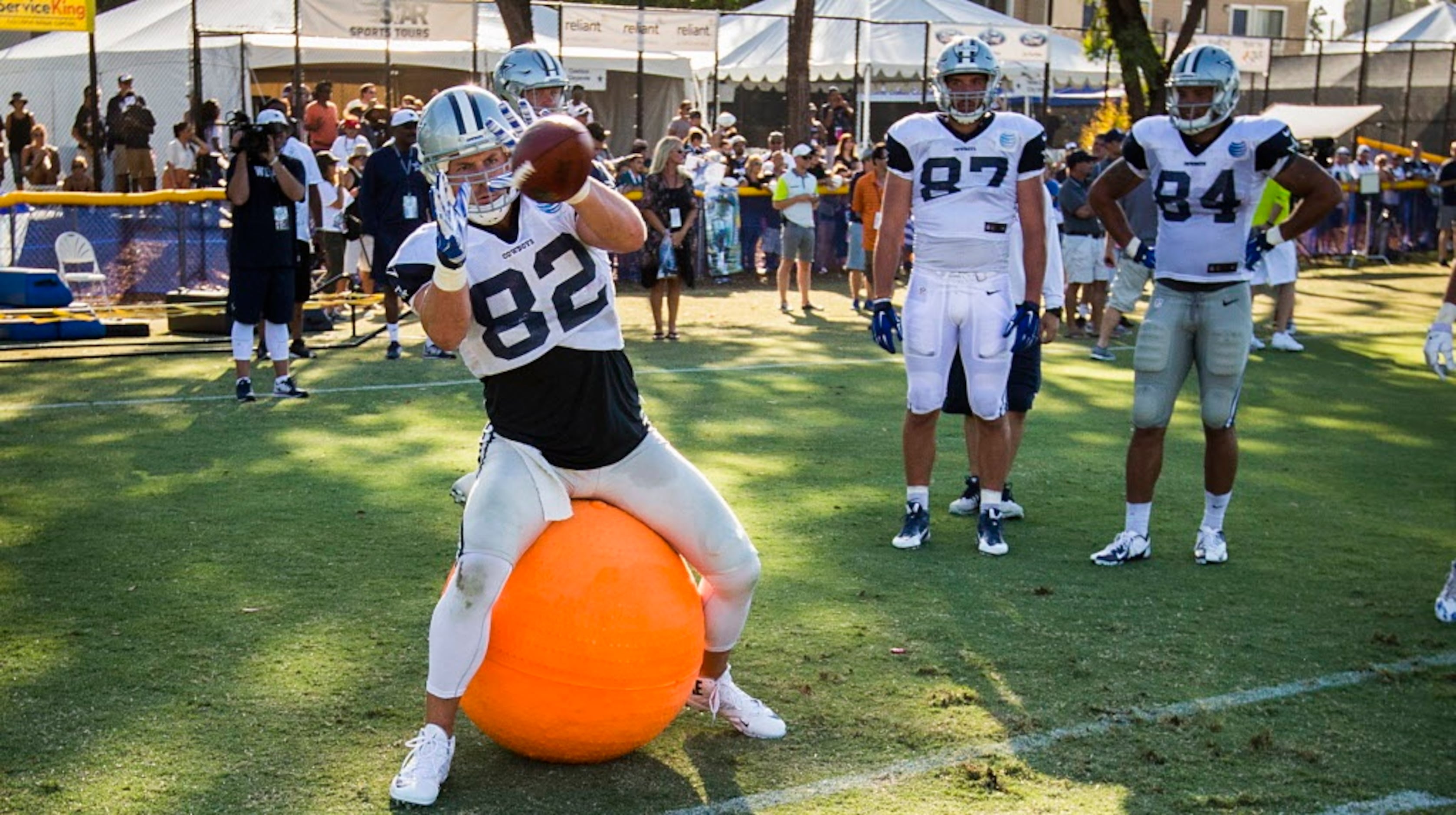 Cowboys WR Dez Bryant throws several punches at CB Tyler