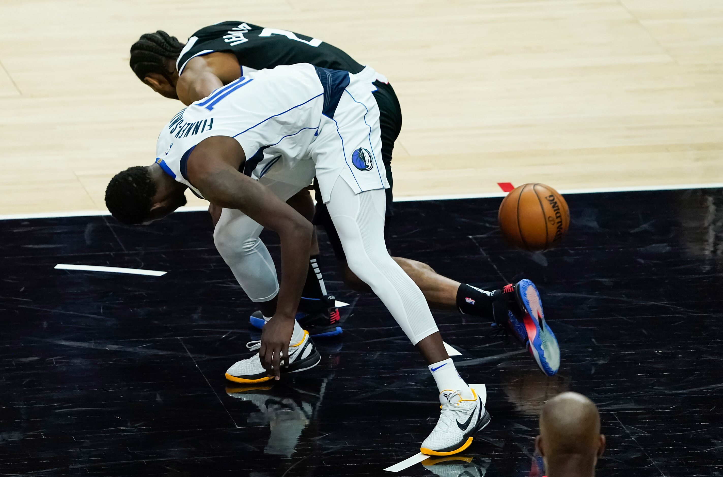 Dallas Mavericks forward Dorian Finney-Smith (10) knocks the ball away from LA Clippers...