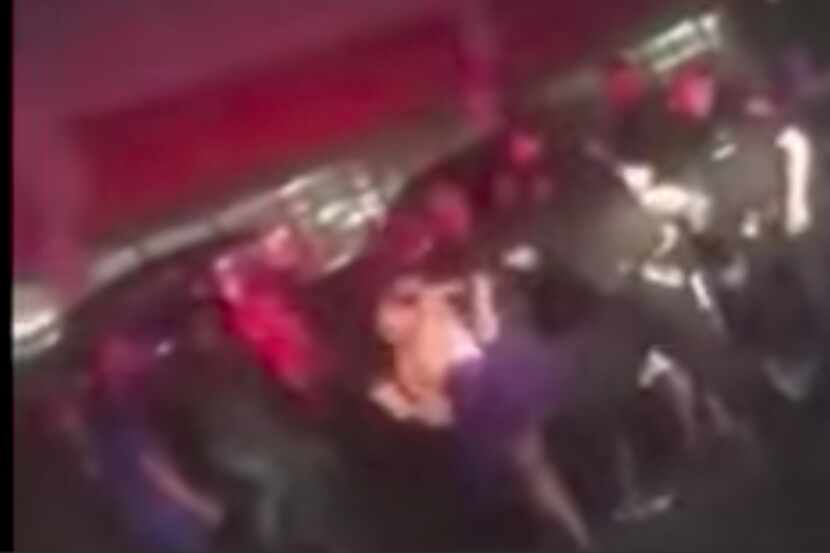 Imágenes muestran agresión de policías a una adolescente en San Antonio.
